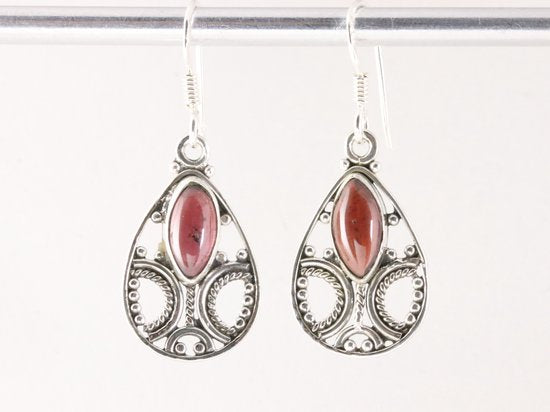 Opengewerkte zilveren oorbellen met granaat afbeelding 4