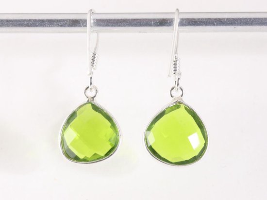 Fijne druppelvormige zilveren oorbellen met peridoot afbeelding 3