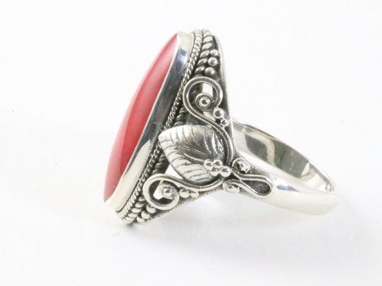 Traditionele bewerkte zilveren ring met rode koraal steen afbeelding 2
