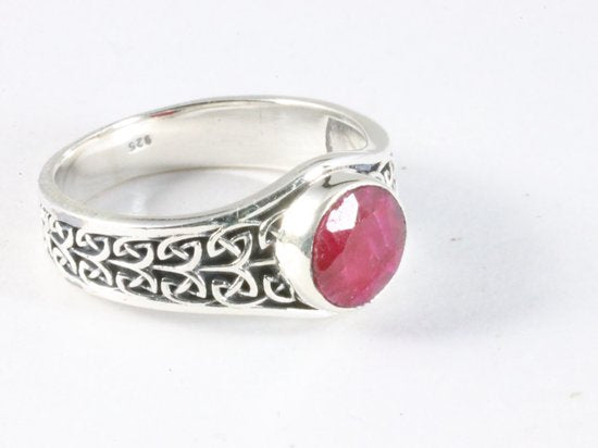 Bewerkte zilveren ring met robijn afbeelding 1