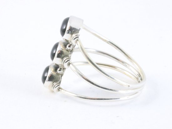 Opengewerkte zilveren ring met 3 onyx stenen afbeelding 2
