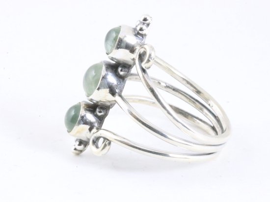 Opengewerkte zilveren ring met 3 prehniet stenen afbeelding 2