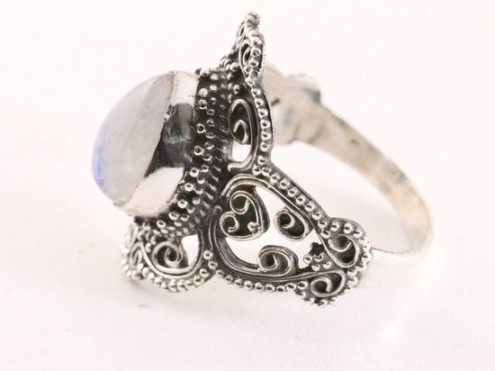 Bewerkte zilveren ring met regenboog maansteen afbeelding 2