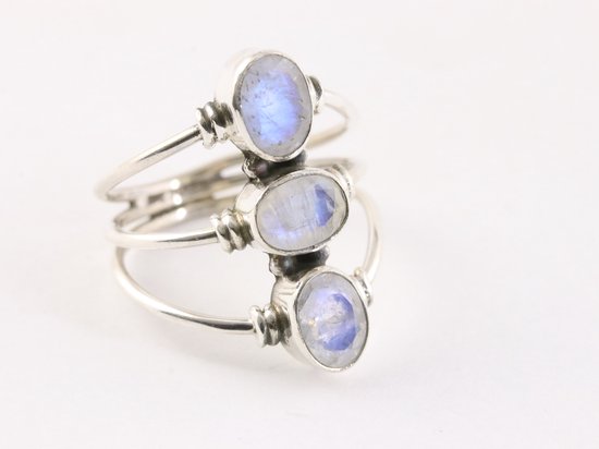 Opengewerkte zilveren ring met 3 regenboog maanstenen afbeelding 1