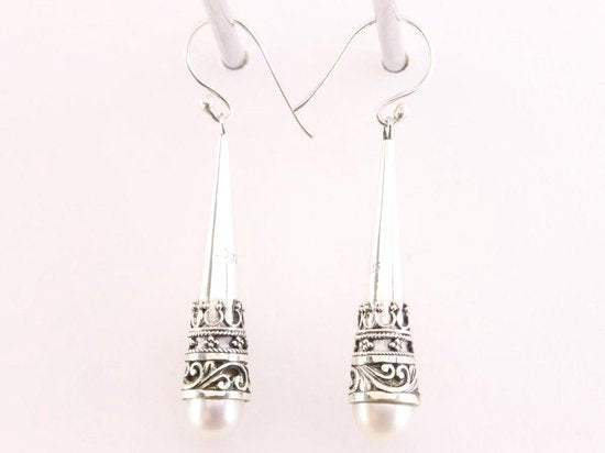 Traditioneel bewerkte lange zilveren pegel oorbellen met zoetwater parel afbeelding 2
