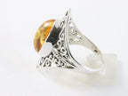Opengewerkte zilveren ring met amber afbeelding 2