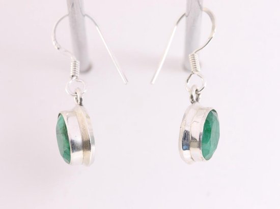 Fijne ovale zilveren oorbellen met smaragd afbeelding 2