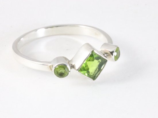 Fijne hoogglans zilveren ring met peridoot afbeelding 1