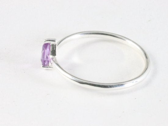 Fijne hoogglans zilveren ring met blauwe saffier afbeelding 2