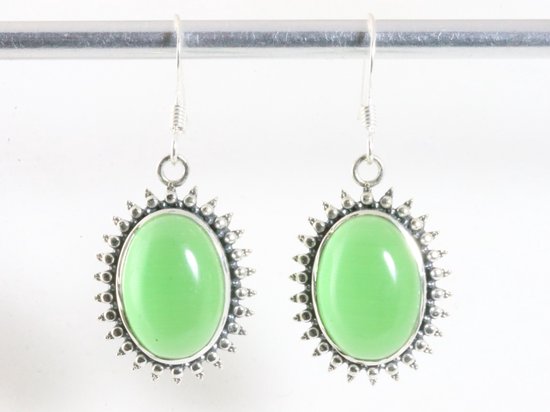 Bewerkte zilveren oorbellen met groene opaal afbeelding 4