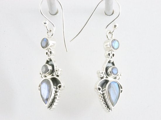 Bewerkte zilveren oorbellen met labradoriet afbeelding 2