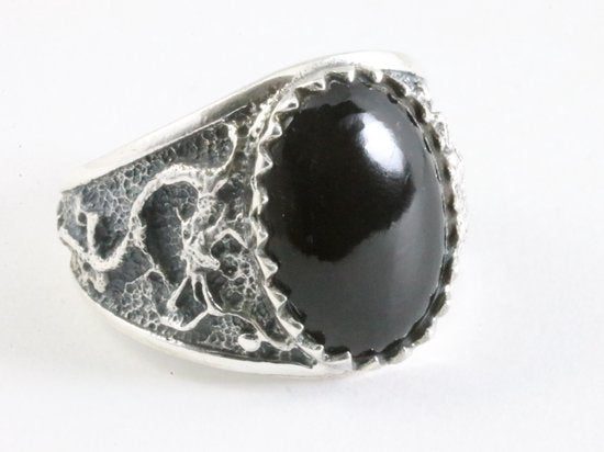 Zware bewerkte zilveren ring met onyx afbeelding 1