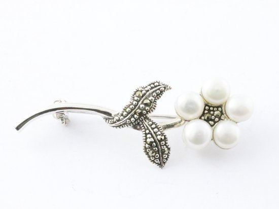 Zilveren bloem broche met parel en marcasiet afbeelding 2
