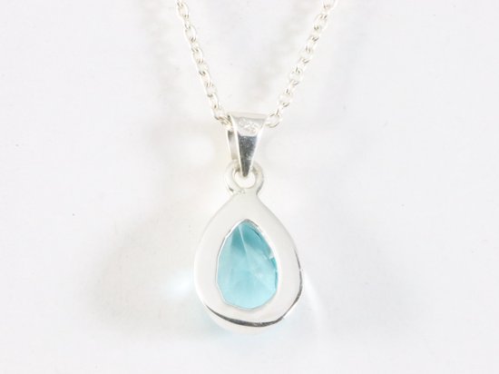 Druppelvormige zilveren hanger met blauwe topaas aan ketting afbeelding 3