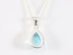 Druppelvormige zilveren hanger met blauwe topaas aan ketting afbeelding 3
