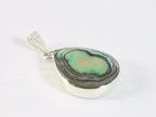 Druppelvormige zilveren hanger met abalone schelp aan ketting afbeelding 2