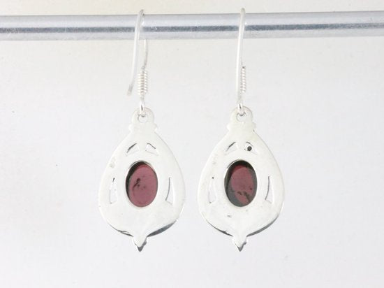 Opengewerkte zilveren oorbellen met granaat afbeelding 2