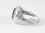 Bewerkte zilveren ring met onyx afbeelding 2