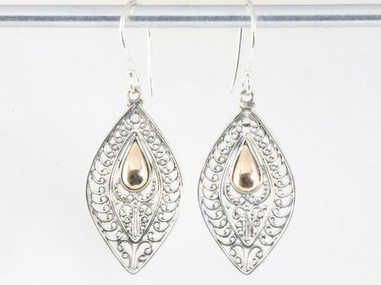 Opengewerkte zilveren oorbellen met 18k gouden decoratie afbeelding 3