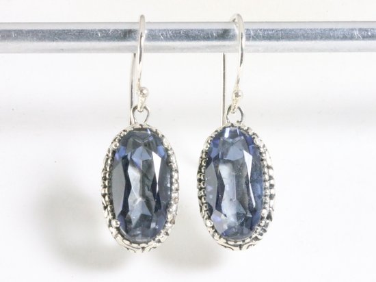 Bewerkte zilveren oorbellen met tanzaniet afbeelding 3