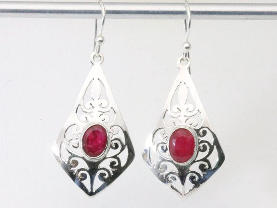 Opengewerkte zilveren oorbellen met robijn afbeelding 4