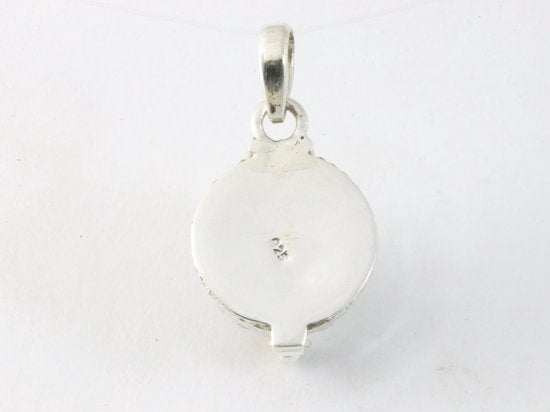 Traditioneel bewerkt rond zilveren medaillon met blauwe topaas afbeelding 4