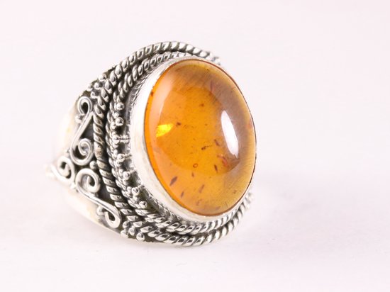 Bewerkte zilveren ring met amber afbeelding 1