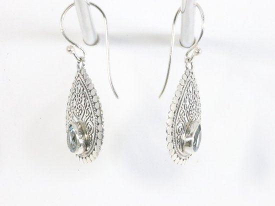 Traditionele bewerkte zilveren oorbellen met blauwe topaas afbeelding 2