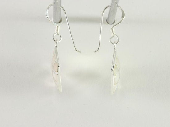 Ruitvormige zilveren oorbellen met parelmoer afbeelding 2