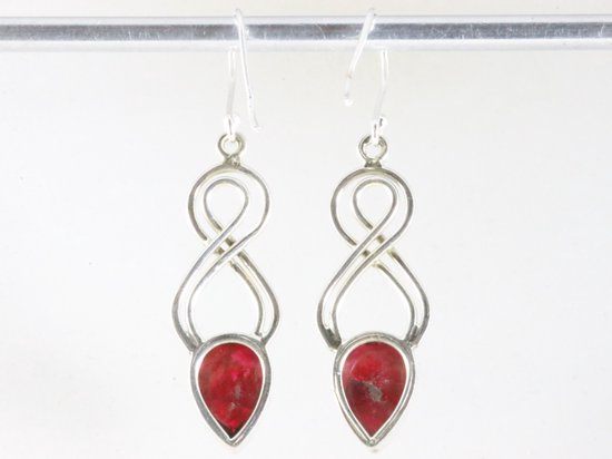 Lange opengewerkte zilveren oorbellen met robijn afbeelding 2