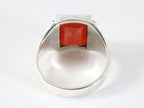 Bewerkte rechthoekige zilveren ring met rode onyx afbeelding 3