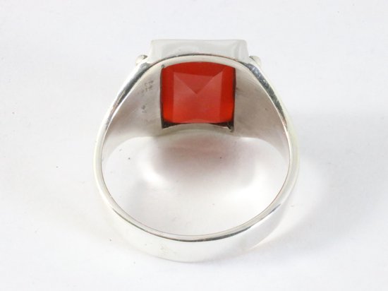 Bewerkte rechthoekige zilveren ring met rode onyx afbeelding 3