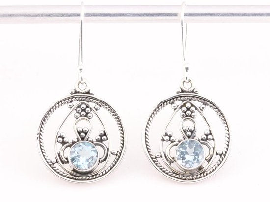 Ronde opengewerkte zilveren oorbellen met blauwe topaas afbeelding 4