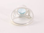 Opengewerkte zilveren ring met blauwe topaas afbeelding 3