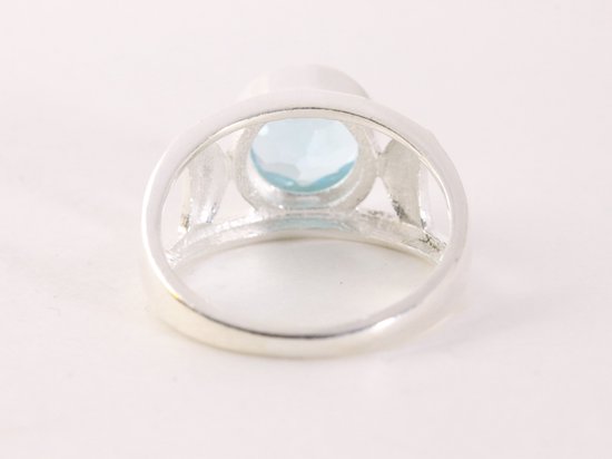 Opengewerkte zilveren ring met blauwe topaas afbeelding 3