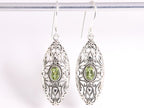 Lange opengewerkte zilveren oorbellen met peridoot afbeelding 1