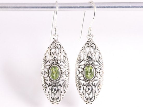 Lange opengewerkte zilveren oorbellen met peridoot afbeelding 1