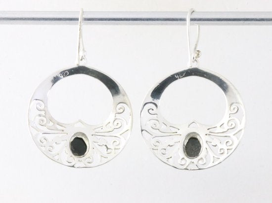 Grote opengewerkte zilveren oorbellen met onyx afbeelding 2