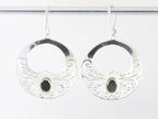 Grote opengewerkte zilveren oorbellen met onyx afbeelding 2