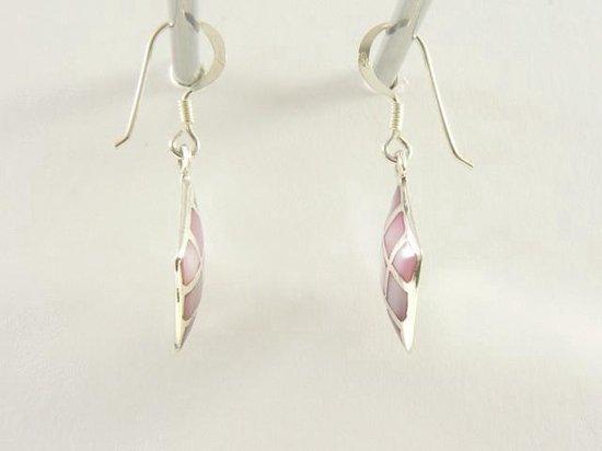 Ruitvormige zilveren oorbellen met roze parelmoer afbeelding 3