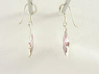 Ruitvormige zilveren oorbellen met roze parelmoer afbeelding 3