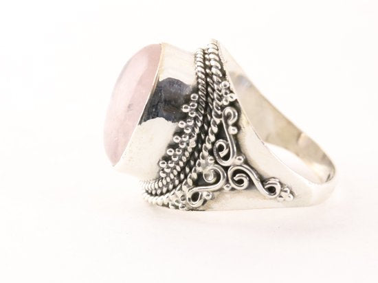 Bewerkte zilveren ring met rozenkwarts afbeelding 2