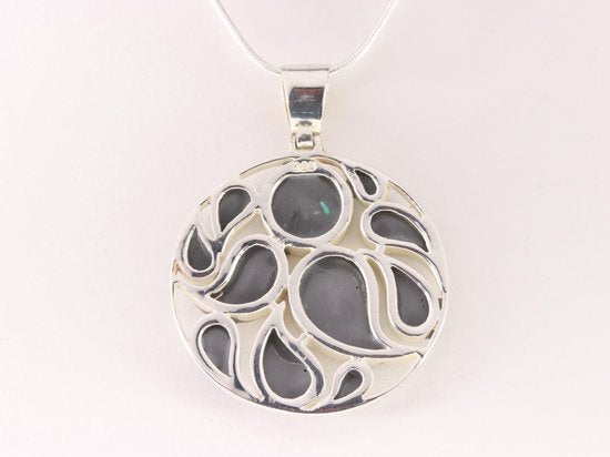 Ronde opengewerkte zilveren hanger met abalone schelp aan ketting afbeelding 3