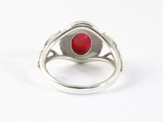 Opengewerkte zilveren ring met robijn afbeelding 3