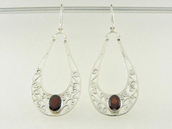 Lange opengewerkte zilveren oorbellen met granaat afbeelding 6