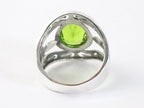Opengewerkte zilveren ring met peridoot afbeelding 3