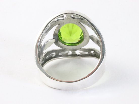 Opengewerkte zilveren ring met peridoot afbeelding 3