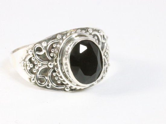 Bewerkte zilveren ring met onyx afbeelding 1
