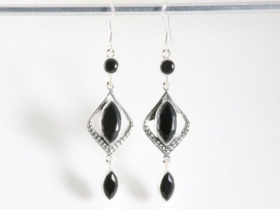 Lange bewerkte zilveren oorbellen met onyx afbeelding 3