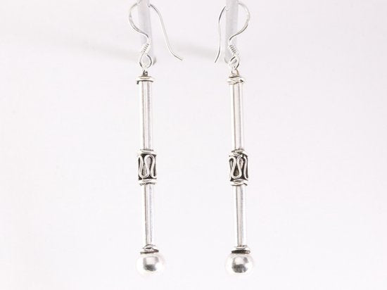 Lange bewerkte Balinese zilveren oorbellen met hoogglans bolletjes afbeelding 2